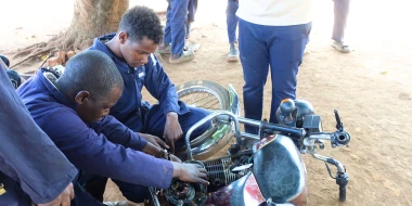 Geflüchtete Jugendliche werden zu Mechaniker:innen